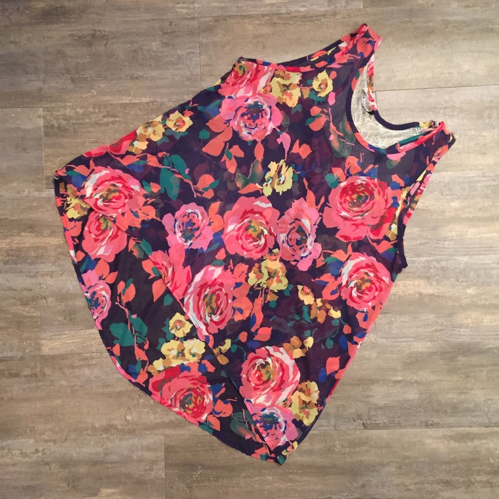 Stunning Floral lace top 🌸🌿